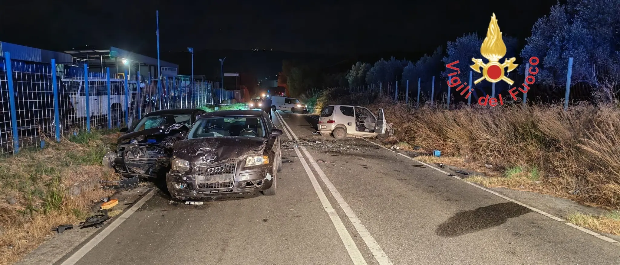Incidente nella notte sulla Statale 106 a Borgia: violento impatto fra 3 auto, ci sono 5 feriti tra cui uno grave\n