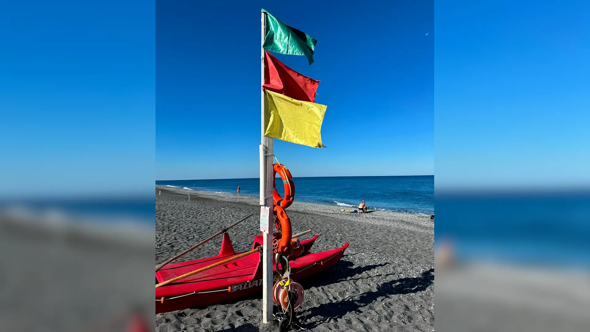 <p>La "bandiera" verde rossa e gialla sulla spiaggia di Scalea</p>\\n
