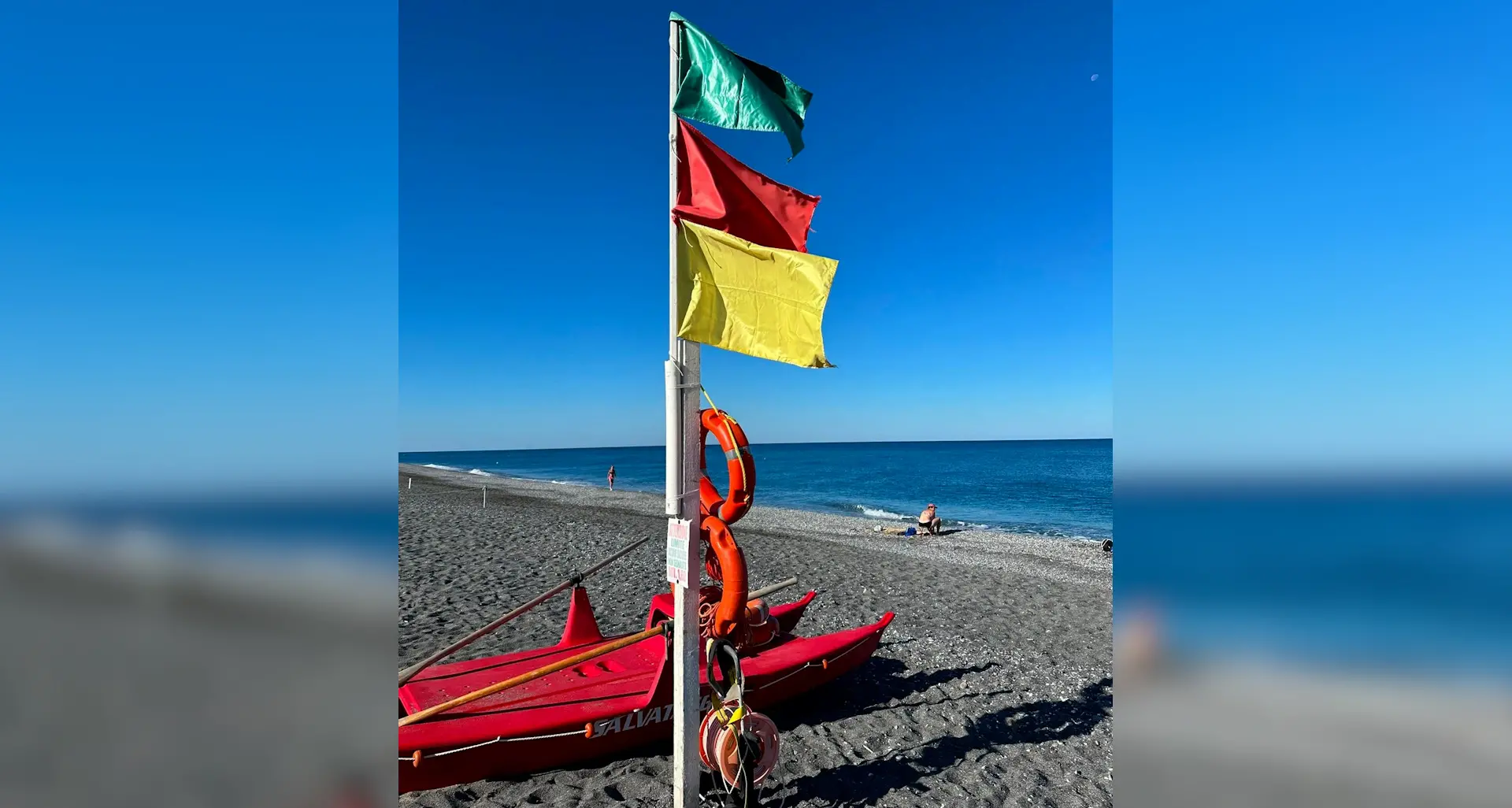 Scalea: a mezzogiorno bandiera verde, rossa e gialla issata sulle spiagge per ricordare il giovane camerunense\n