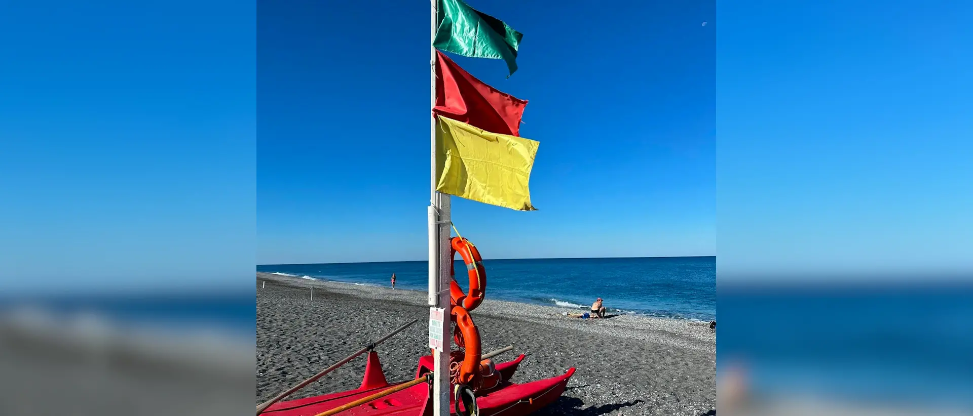 Scalea: a mezzogiorno bandiera verde, rossa e gialla issata sulle spiagge per ricordare il giovane camerunense\n