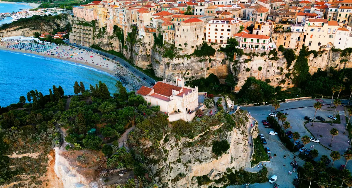 <p><span style=\"color:hsl(0, 75%, 60%);\">Quando Tropea vietò il topless</span> tranne in caso di “seno meritevole”: tutte le ordinanze curiose made in Calabria</p>