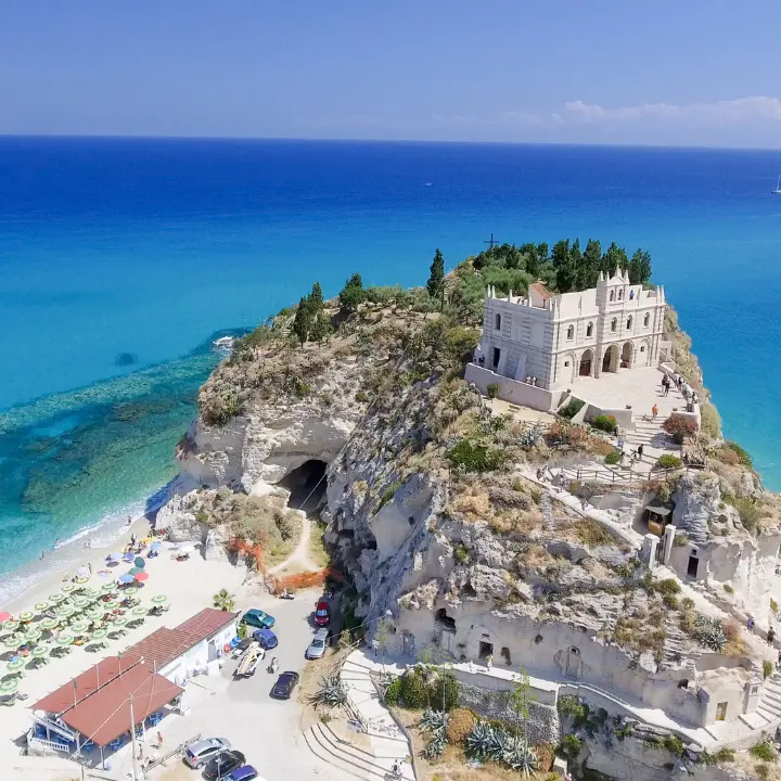 Turismo, Calabria regina degli arrivi nel primo semestre del 2026 (+11%). Il ministro:\u00A0«È boom»\n