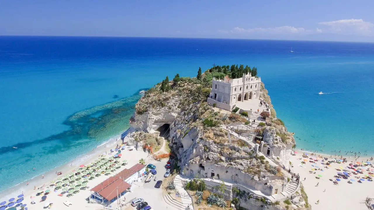 <p>Tropea, uno dei luoghi simbolo del turismo calabrese</p>\\n