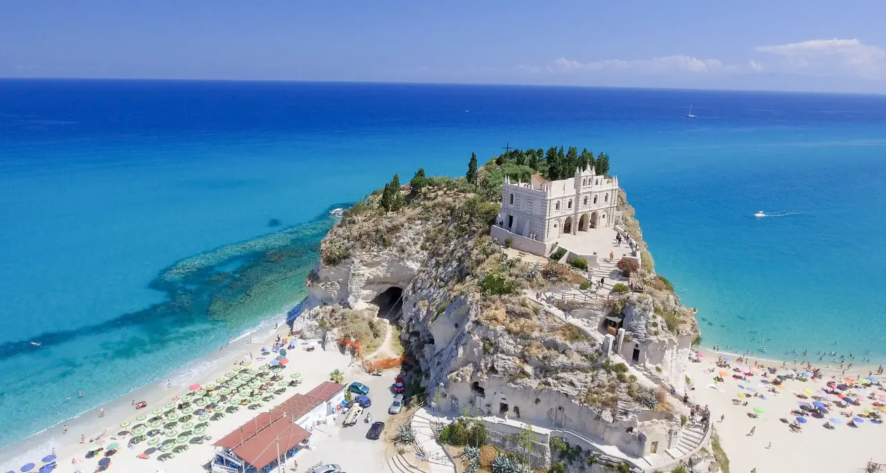 Turismo, Calabria regina degli arrivi nel primo semestre del 2026 (+11%). Il ministro:\u00A0«È boom»\n