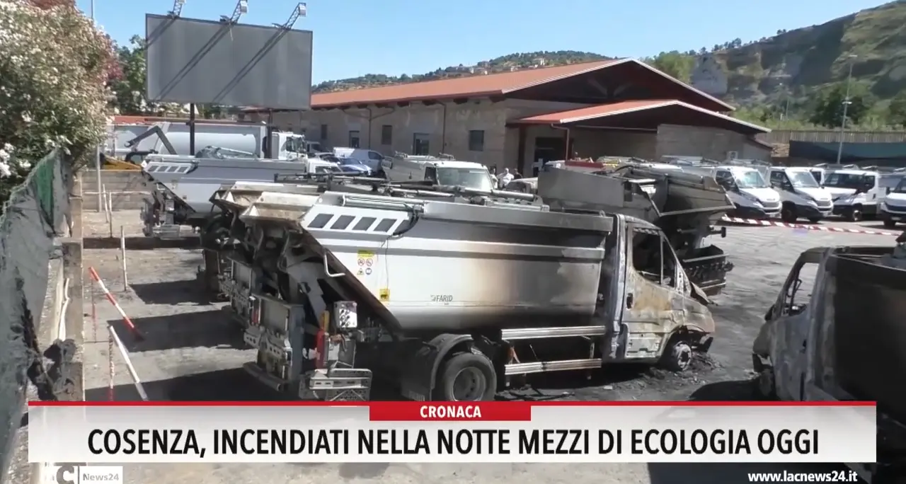 Cosenza, incendiati nella notte mezzi di Ecologia oggi