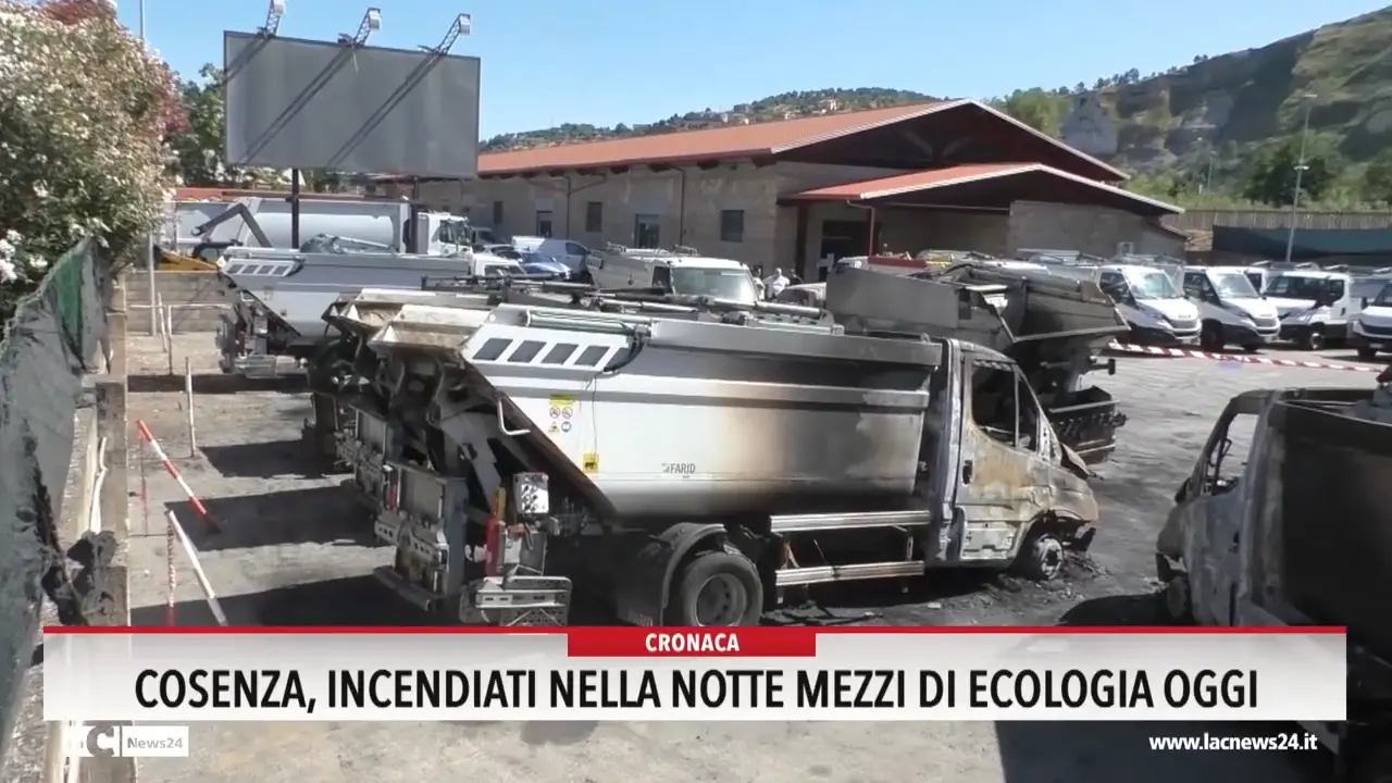 Cosenza, incendiati nella notte mezzi di Ecologia oggi