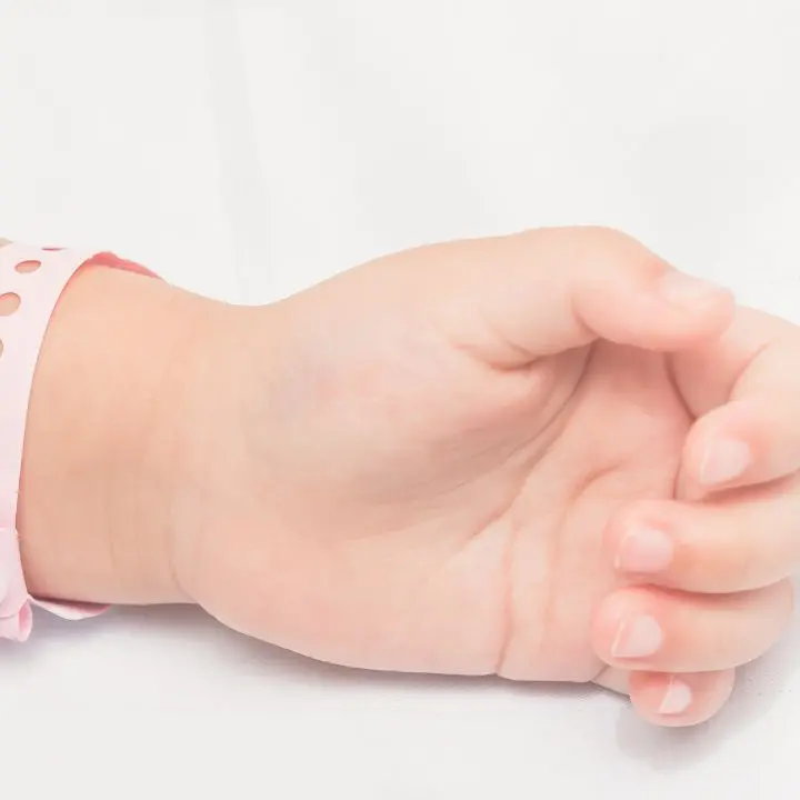 Dolore senza fine a Maida: lutto cittadino per Aurora, la bimba morta a soli due anni\n\n\n