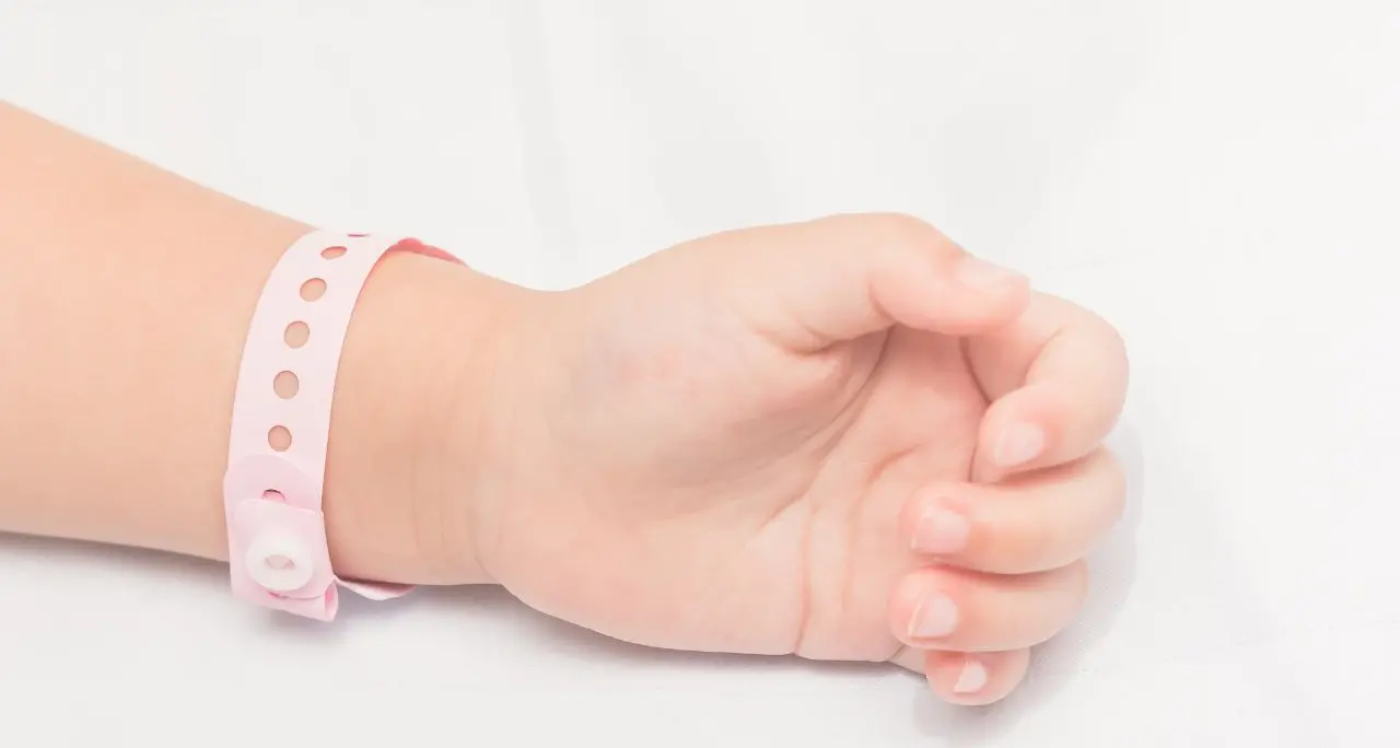 Dolore senza fine a Maida: lutto cittadino per Aurora, la bimba morta a soli due anni\n\n\n