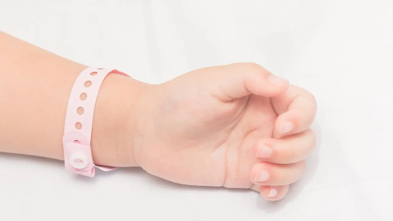 Dolore senza fine a Maida: lutto cittadino per Aurora, la bimba morta a soli due anni\n\n\n