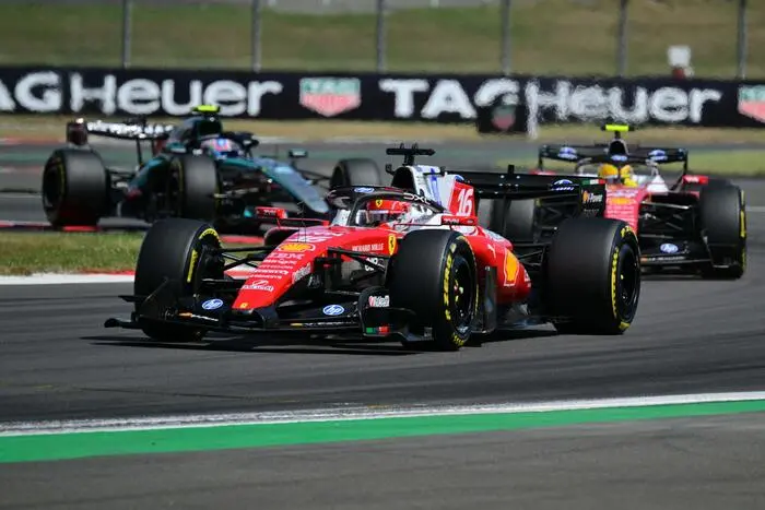 Leclerc domina a Silverstone: la Ferrari torna a vincere nel Gran Premio di Gran Bretagna\n