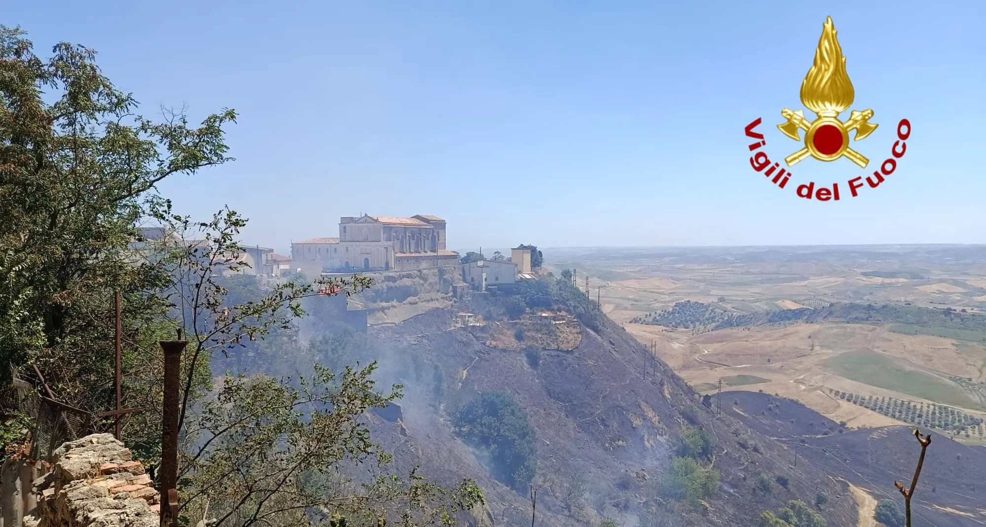 Incendio nelle campagne di Strongoli, il vento alimenta le fiamme che minacciano alcune abitazioni