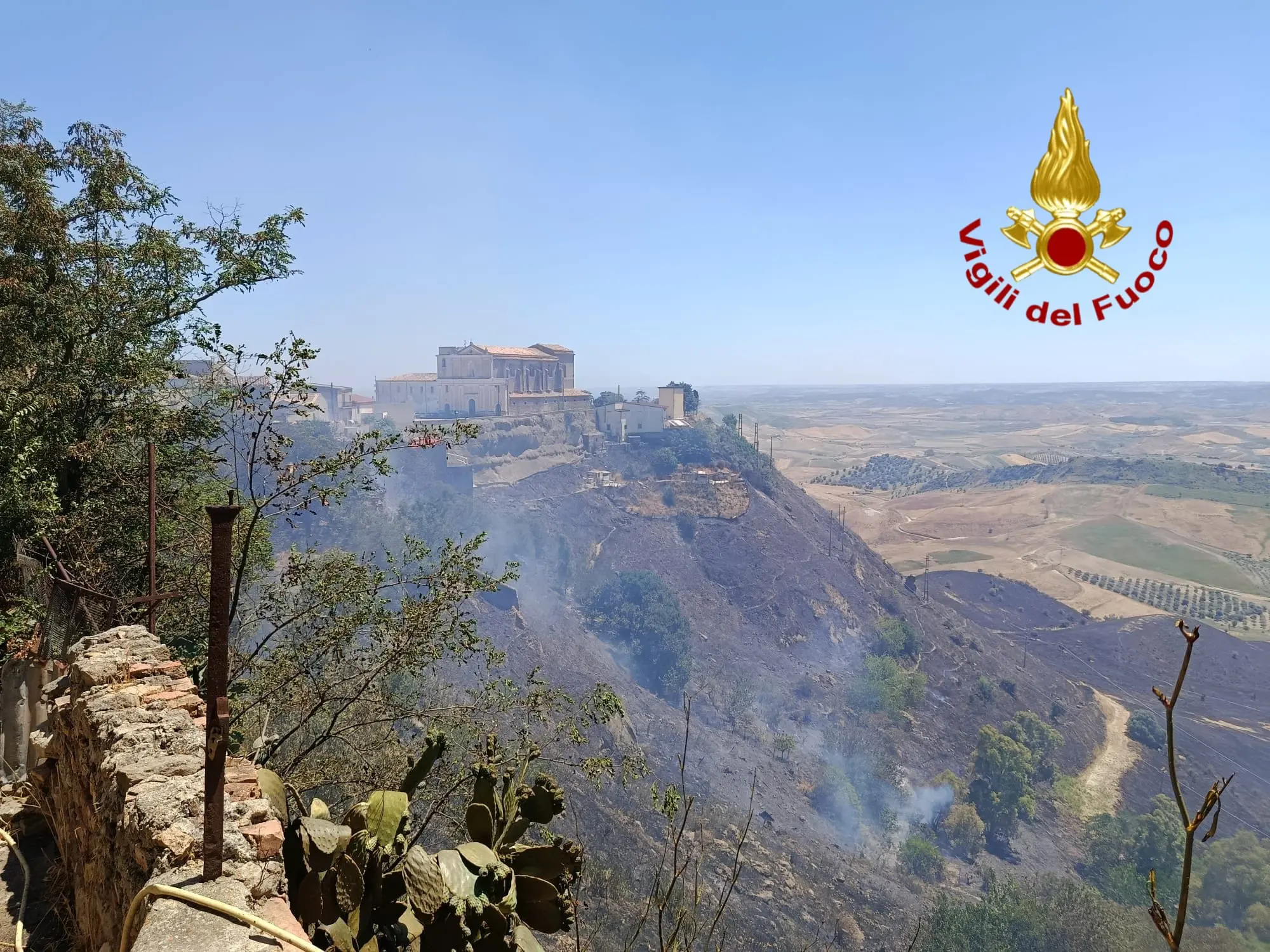 Incendio nelle campagne di Strongoli, il vento alimenta le fiamme che minacciano alcune abitazioni
