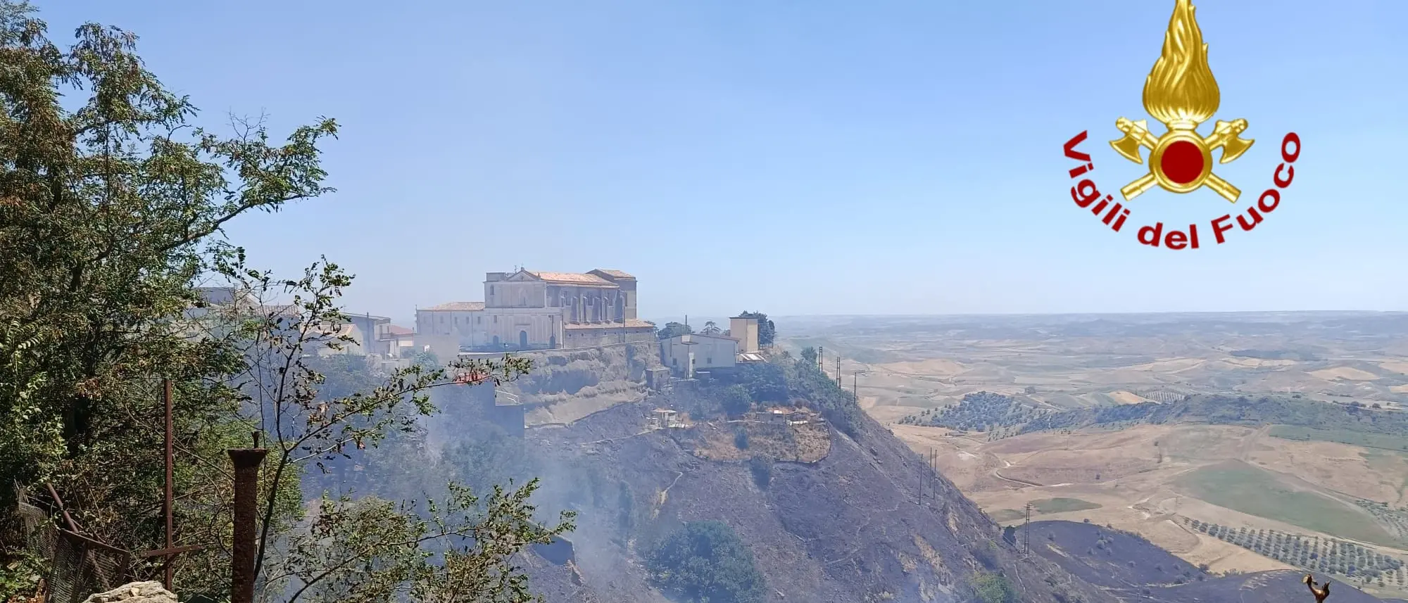 Incendio nelle campagne di Strongoli, il vento alimenta le fiamme che minacciano alcune abitazioni
