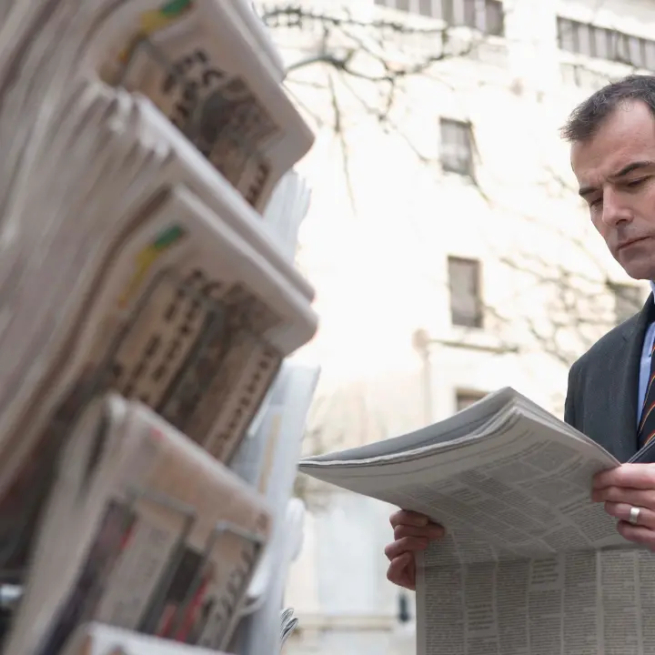 Quotidiani, la crisi continua: crolla l’edicola, il digitale non basta più. Cresce la sfida per il giornalismo di qualità\n