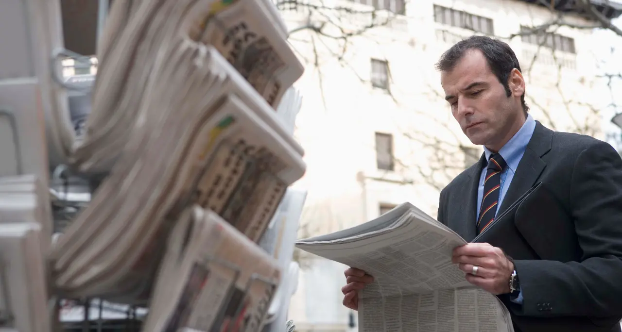 Quotidiani, la crisi continua: crolla l’edicola, il digitale non basta più. Cresce la sfida per il giornalismo di qualità\n