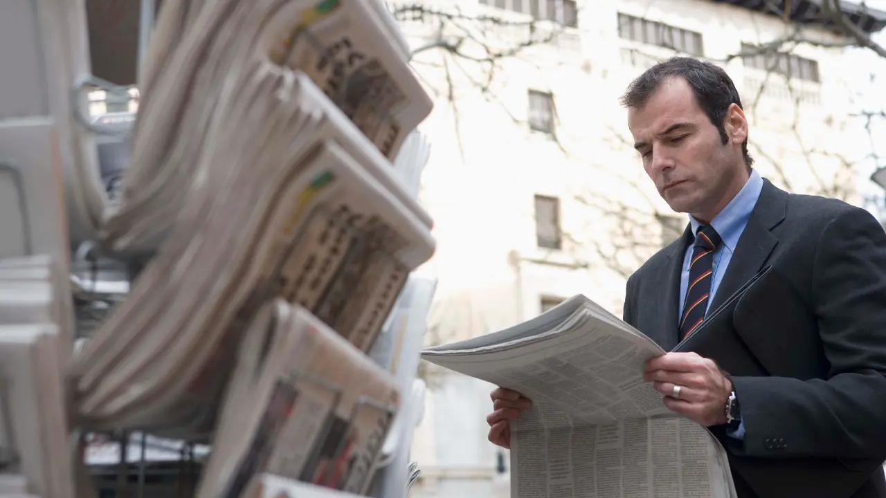 Quotidiani, la crisi continua: crolla l’edicola, il digitale non basta più. Cresce la sfida per il giornalismo di qualità\n