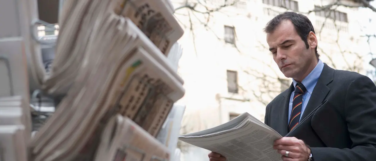 Quotidiani, la crisi continua: crolla l’edicola, il digitale non basta più. Cresce la sfida per il giornalismo di qualità\n