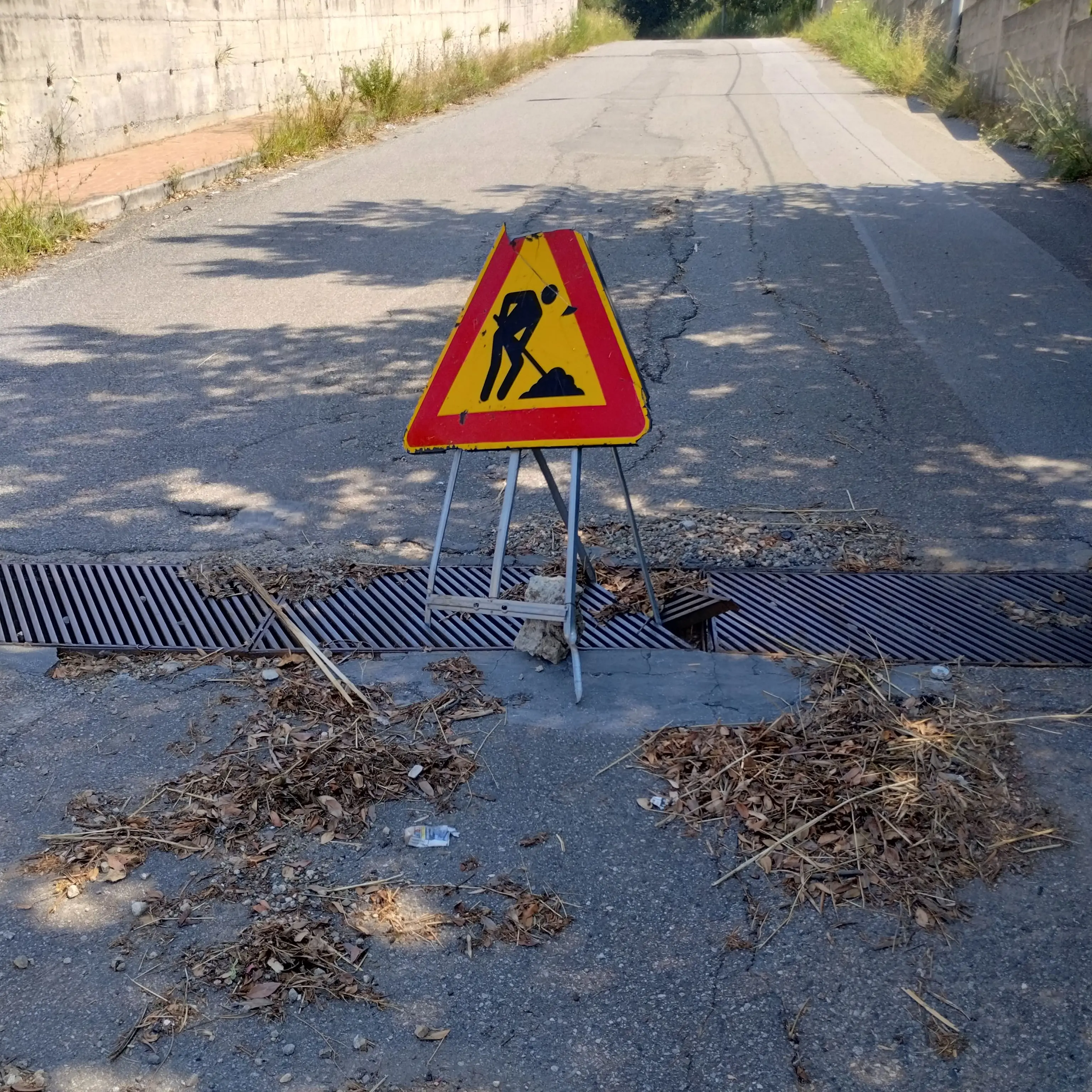 Cavita, i residenti di via Manganelli e via Barlaam da Seminara lanciano l’allarme: «Basta degrado, servono interventi urgenti e concreti»\n