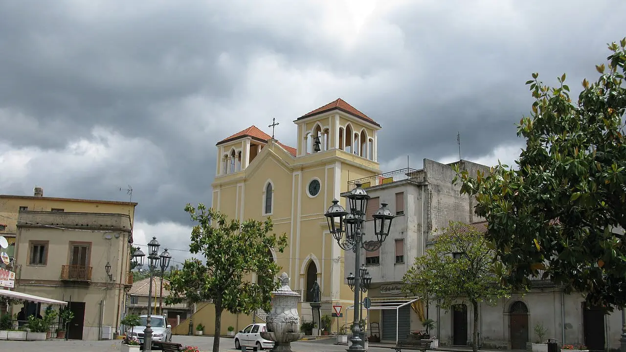 Piazza San Nicola, Varapodio. Fonte Wikipedia