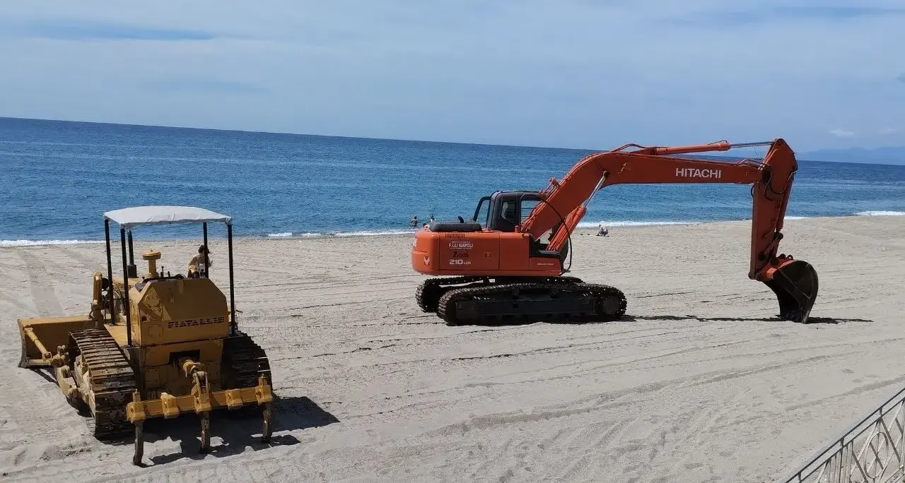 Ruspe e mezzi meccanici sui litorali vibonesi, l'attacco del Wwf: «Appelli inutili, spiagge trattate come tavoli da biliardo»\n
