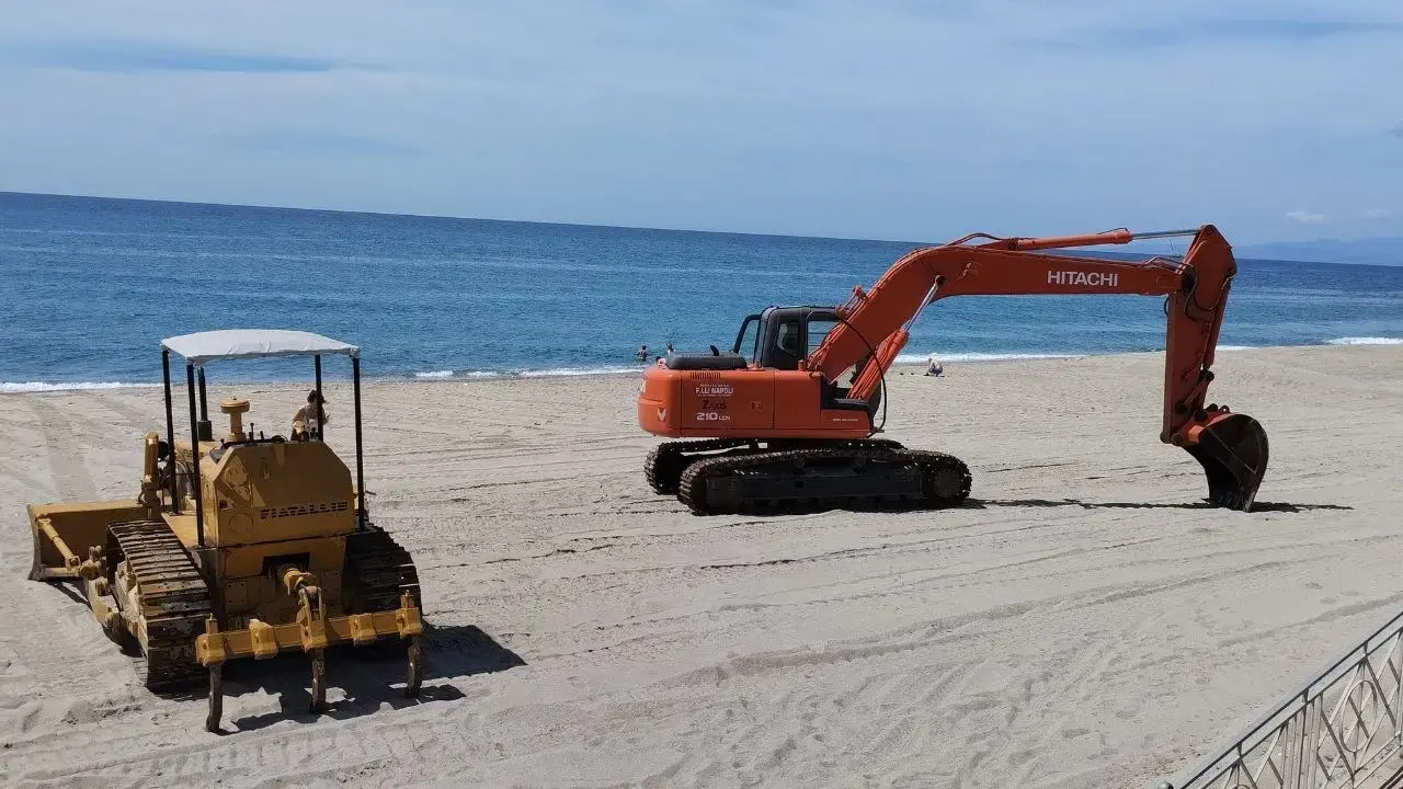 Ruspe e mezzi meccanici sui litorali vibonesi, l'attacco del Wwf: «Appelli inutili, spiagge trattate come tavoli da biliardo»\n