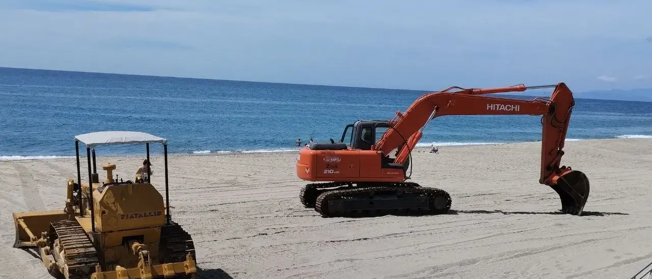 Ruspe e mezzi meccanici sui litorali vibonesi, l'attacco del Wwf: «Appelli inutili, spiagge trattate come tavoli da biliardo»\n