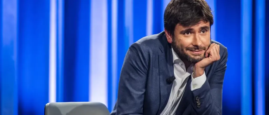 Di Battista prepara il rientro con il suo movimento anti-sistema e agita il campo largo\n