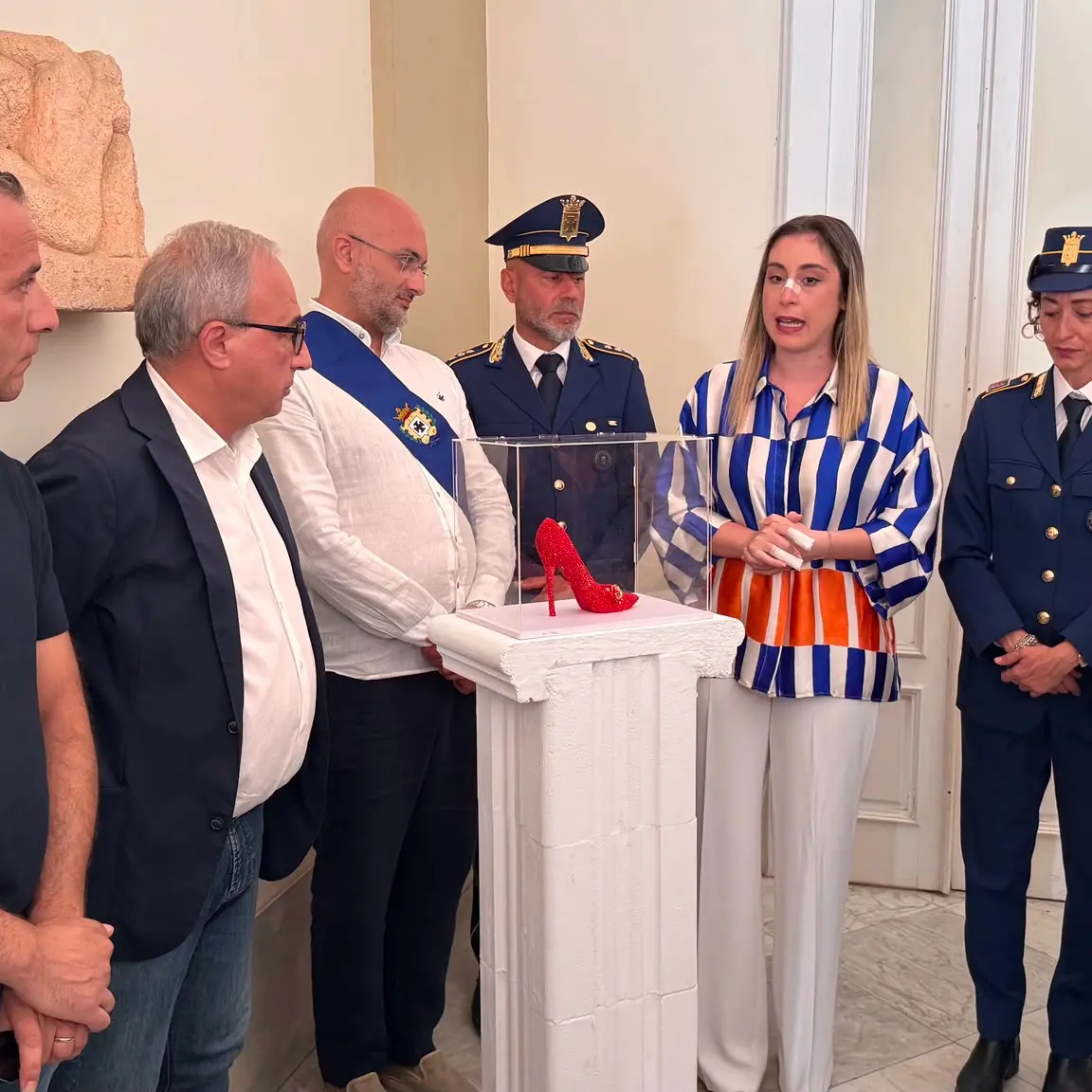 Provincia di Cosenza, collocata la simbolica “scarpetta rossa” contro la violenza di genere\n