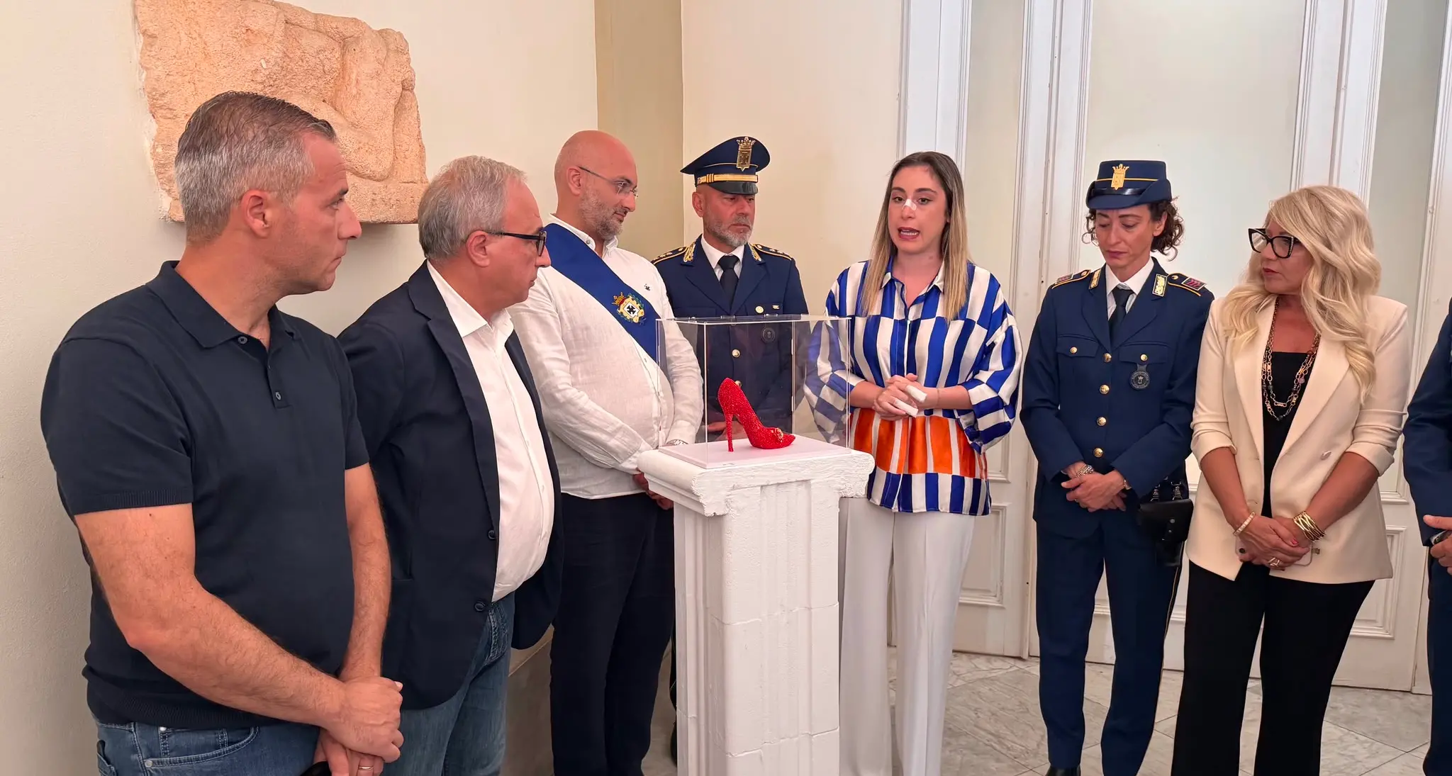 Provincia di Cosenza, collocata la simbolica “scarpetta rossa” contro la violenza di genere\n