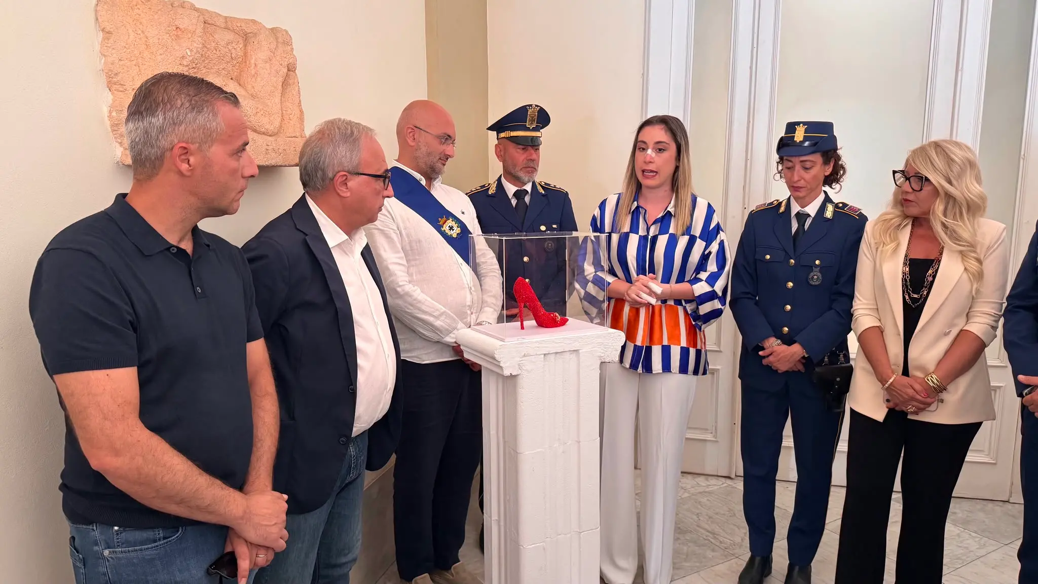 Provincia di Cosenza, collocata la simbolica “scarpetta rossa” contro la violenza di genere\n
