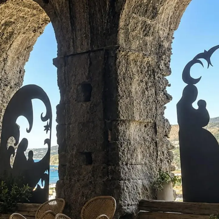 “TROPEArte: Accademia degli Archi”: a Palazzo Fazzari\u00A0esordio con una mostra dedicata alle migrazioni\n