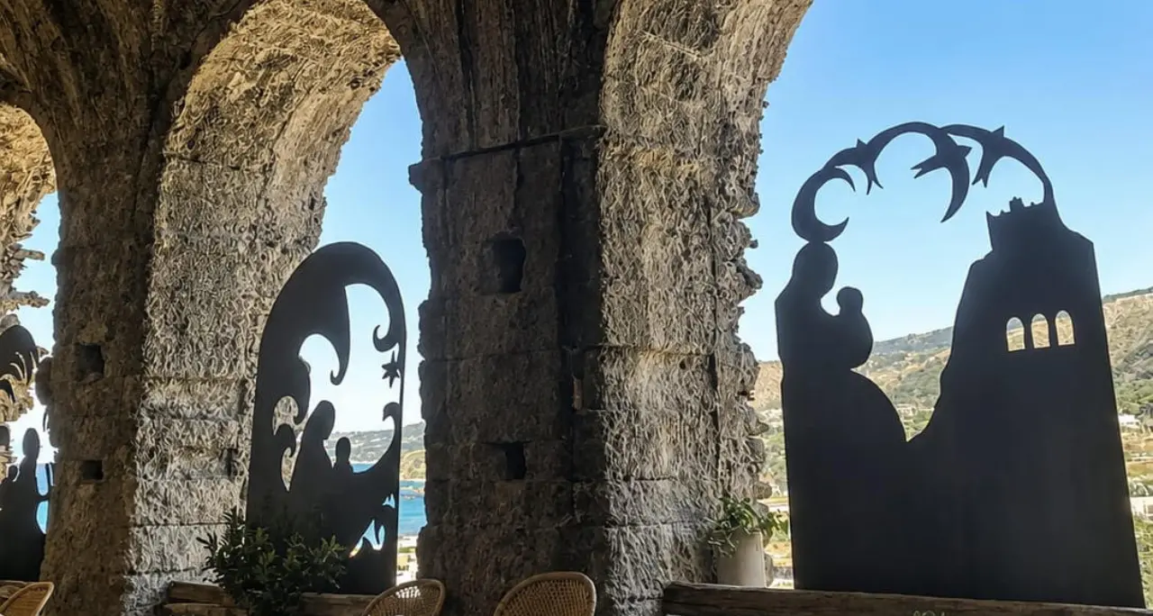 “TROPEArte: Accademia degli Archi”: a Palazzo Fazzari\u00A0esordio con una mostra dedicata alle migrazioni\n