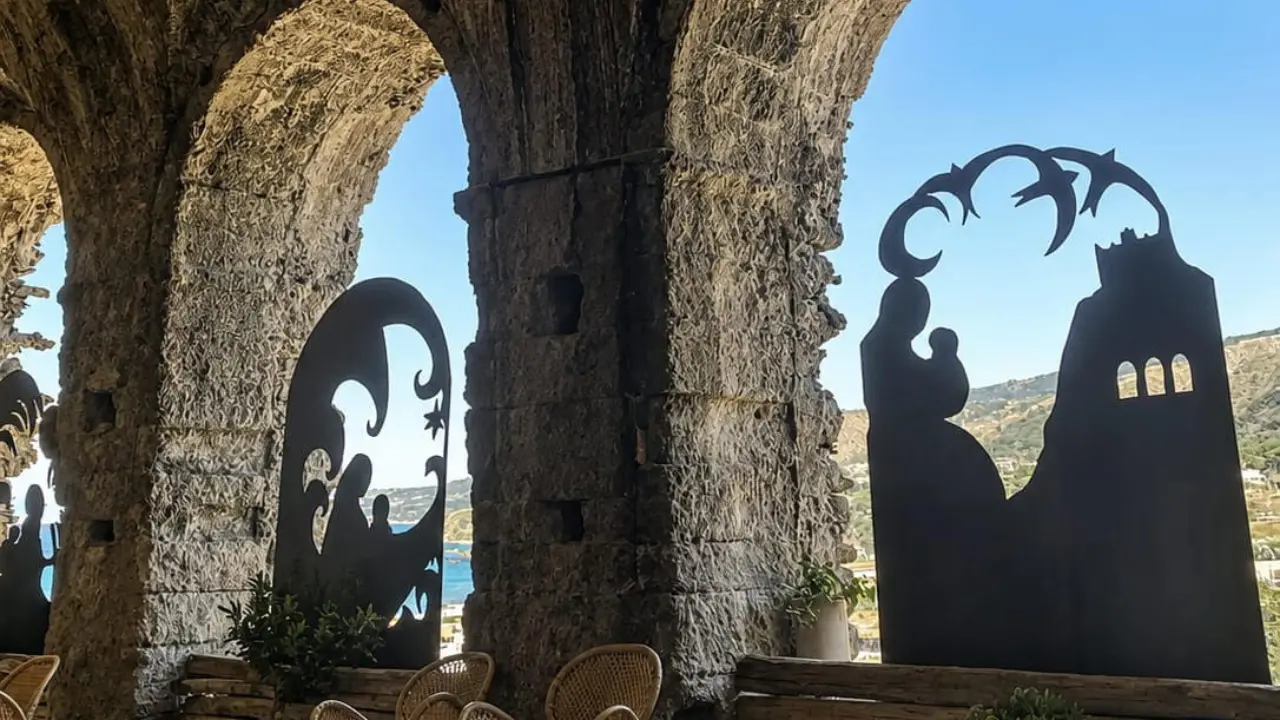 “TROPEArte: Accademia degli Archi”: a Palazzo Fazzari\u00A0esordio con una mostra dedicata alle migrazioni\n