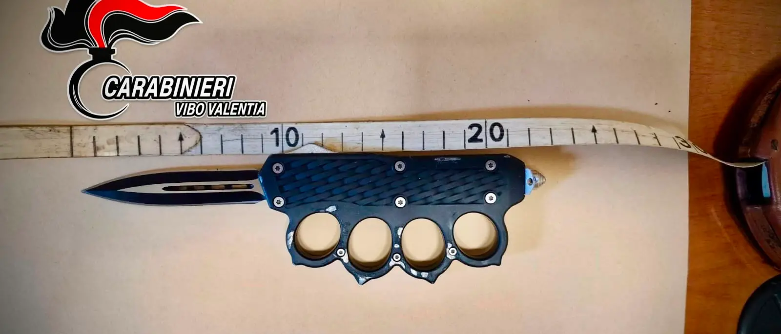Weekend di controlli sulla Costa degli Dei: sequestrato un tirapugni con coltello e patenti ritirate\n