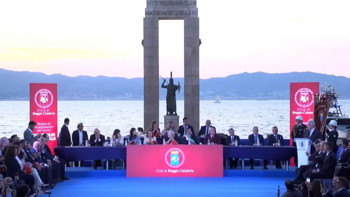 <p>Primo Consiglio comunale di Cannizzaro in riva allo Stretto, Tajani: «Ora Reggio diventi <span style=\"color:hsl(0,75%,60%);\">faro nel Mediterraneo</span>»</p>
