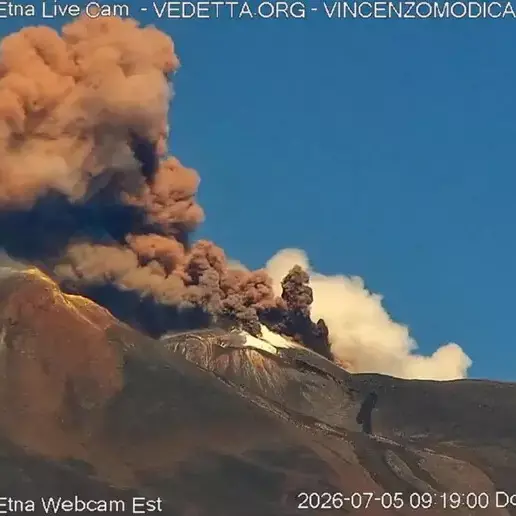 Etna in eruzione, prolungato lo stop ai voli all’aeroporto di Catania fino alle 14 di oggi\n