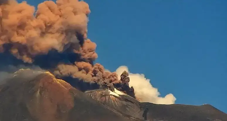 Etna in eruzione, prolungato lo stop ai voli all’aeroporto di Catania fino alle 14 di oggi\n
