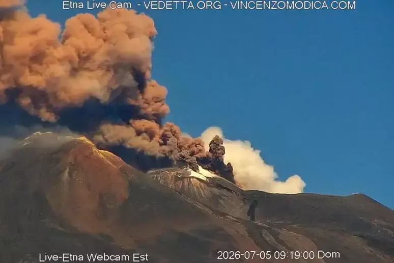 Etna in eruzione, prolungato lo stop ai voli all’aeroporto di Catania fino alle 14 di oggi\n
