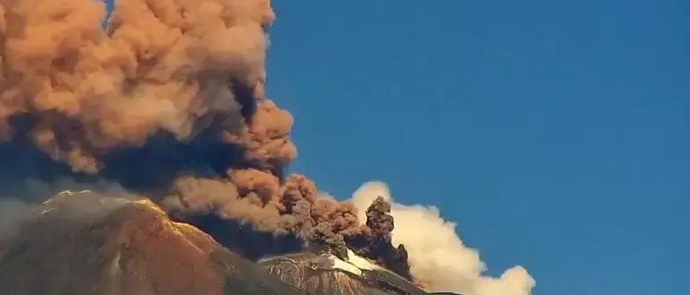 Etna in eruzione, prolungato lo stop ai voli all’aeroporto di Catania fino alle 14 di oggi\n