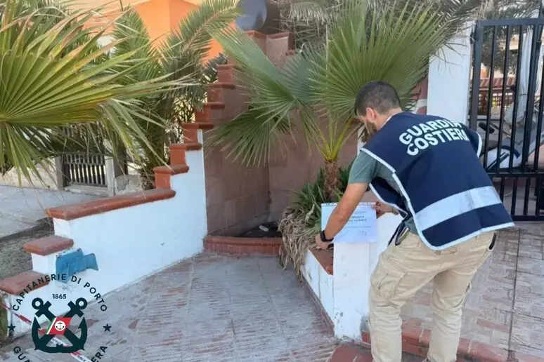 Spiagge occupate abusivamente nel Crotonese, sequestri in tre comuni: denunciate quattro persone\n