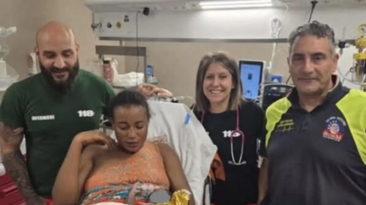 Lucy non aspetta l'ospedale: nasce a bordo dell'ambulanza del 118 nel Cosentino\n