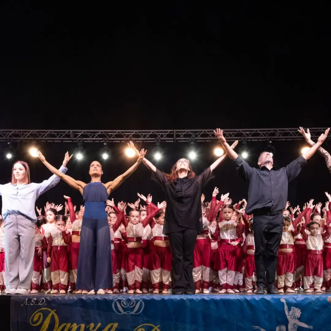 Siderno, Danza Dionysos celebra i 39 anni di attività trasformando piazza Portosalvo in un teatro sotto le stelle