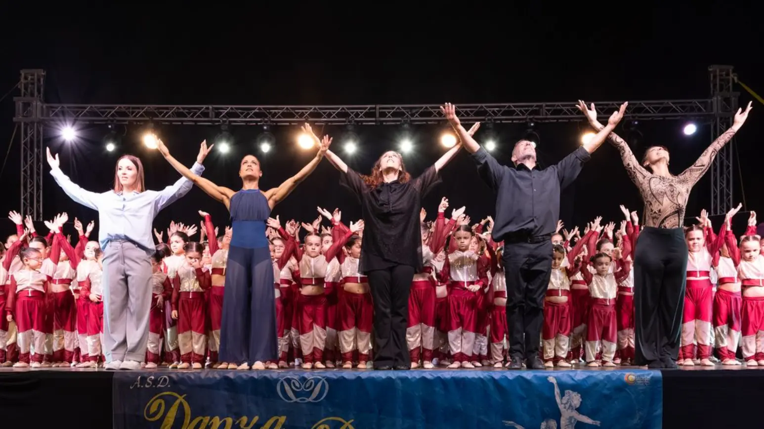 La chiusura dello spettacolo della Danza Dionysos