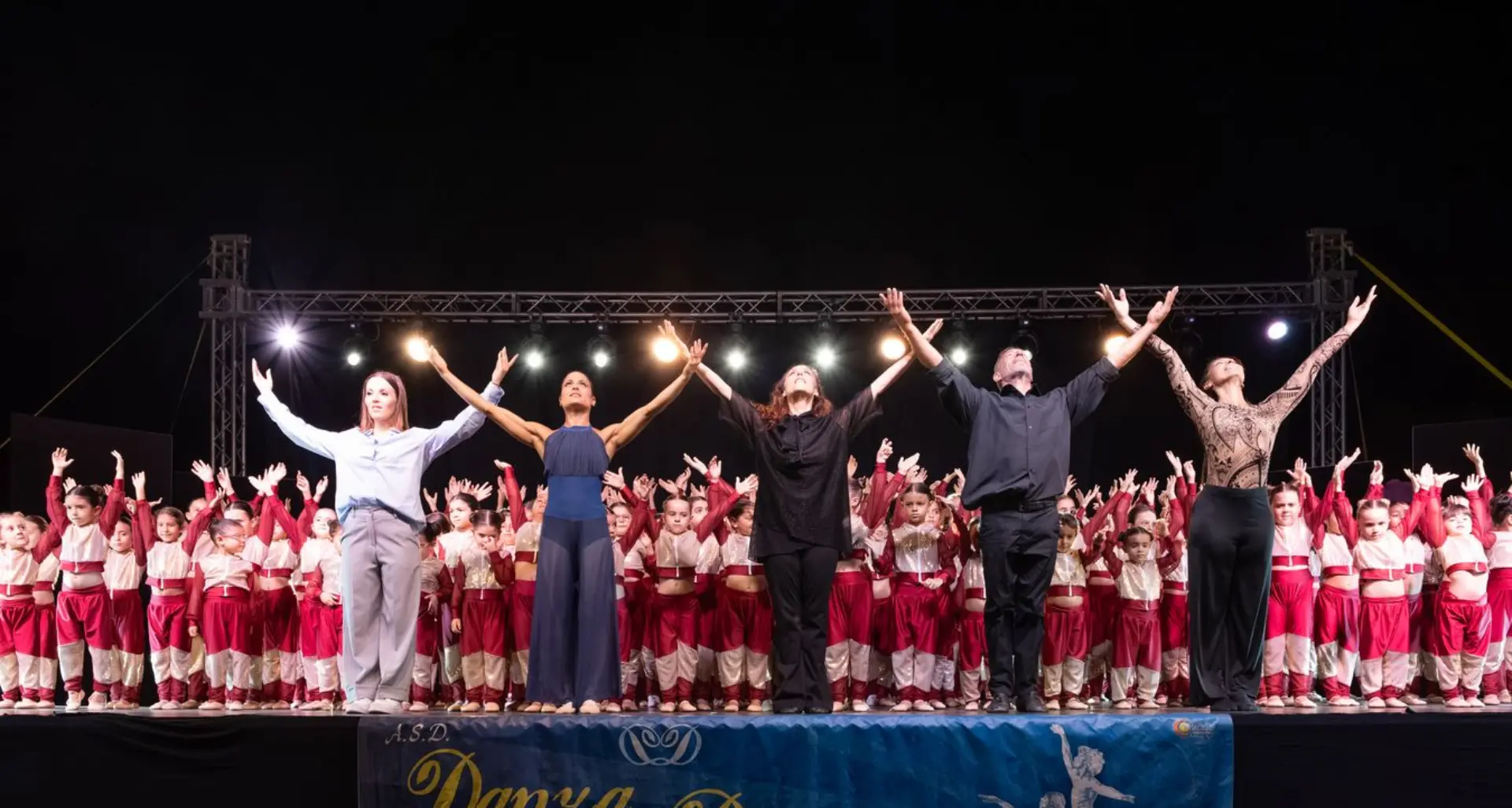 Siderno, Danza Dionysos celebra i 39 anni di attività trasformando piazza Portosalvo in un teatro sotto le stelle