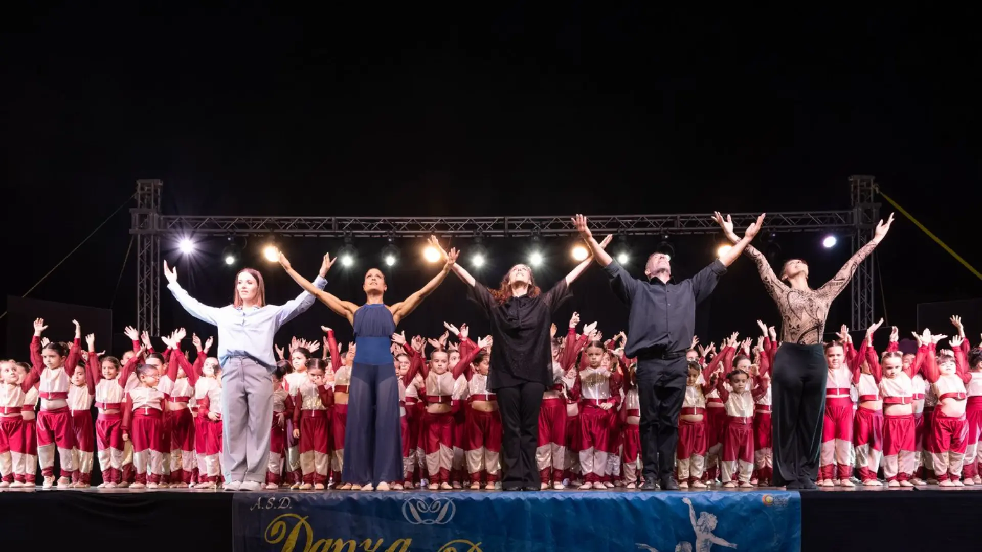 Siderno, Danza Dionysos celebra i 39 anni di attività trasformando piazza Portosalvo in un teatro sotto le stelle