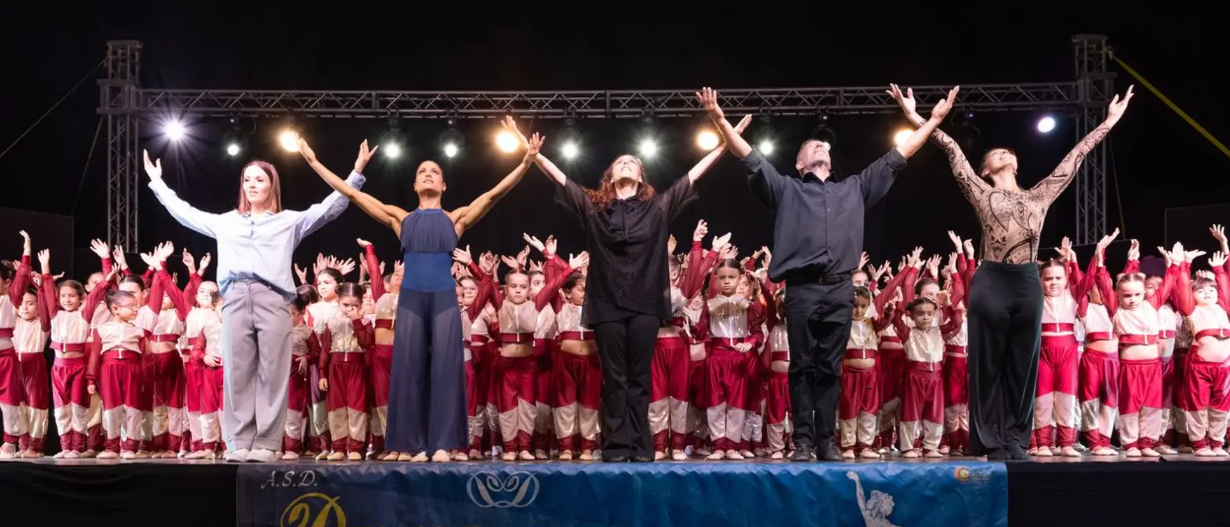 Siderno, Danza Dionysos celebra i 39 anni di attività trasformando piazza Portosalvo in un teatro sotto le stelle