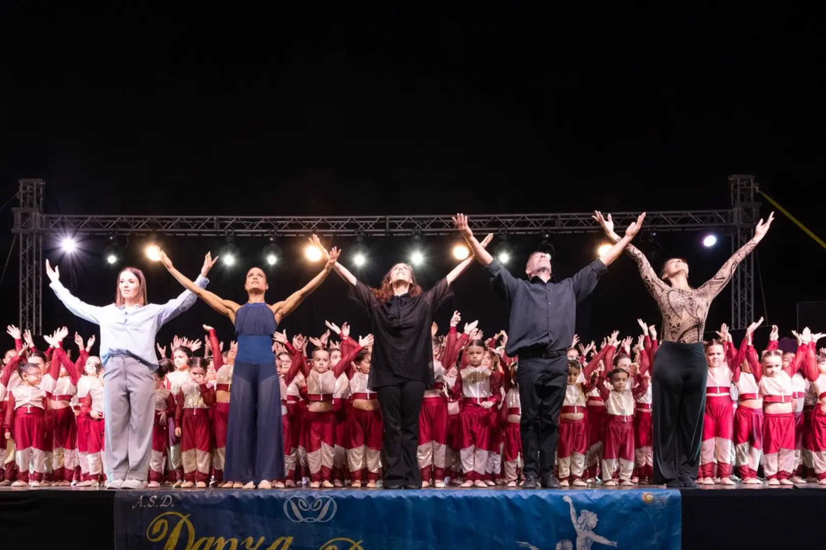 Siderno, Danza Dionysos celebra i 39 anni di attività trasformando piazza Portosalvo in un teatro sotto le stelle