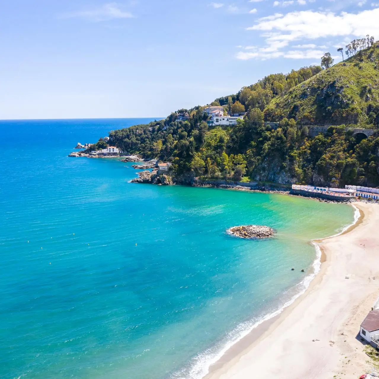 <p>Copanello, una gemma lungo la<span style=\"color:hsl(0, 75%, 60%);\"> Costa degli Aranci</span>: tra scogliere a picco sul mare e macchia mediterranea</p>
