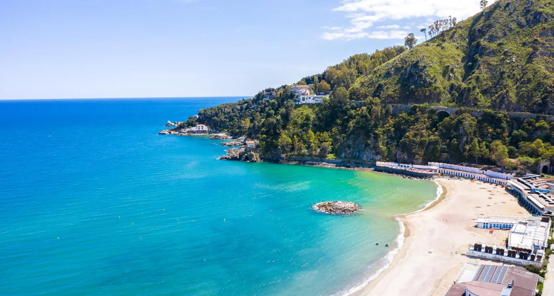 <p>Copanello, una gemma lungo la<span style=\"color:hsl(0, 75%, 60%);\"> Costa degli Aranci</span>: tra scogliere a picco sul mare e macchia mediterranea</p>