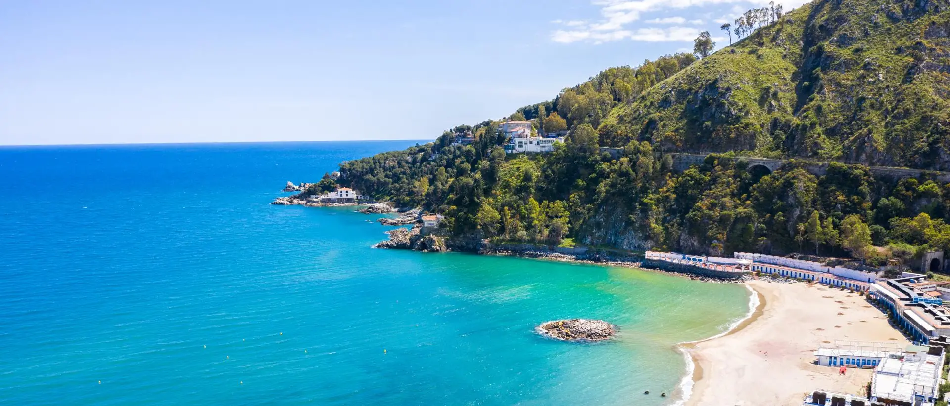 Copanello, una gemma lungo la Costa degli Aranci:\u00A0tra scogliere a picco sul mare e macchia mediterranea\n